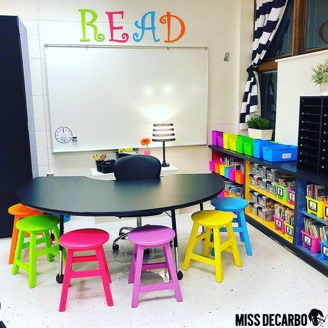 TeachersFollowTeachers on Instagram: “Who couldn’t love @missdecarbo’s beautiful room?!” Small Group Table, Education Design Interior, Office Table And Chairs, Teacher Table, Elementary Classroom Themes, Classroom Organization Elementary, Space Classroom, Self Contained Classroom, Small Group Reading