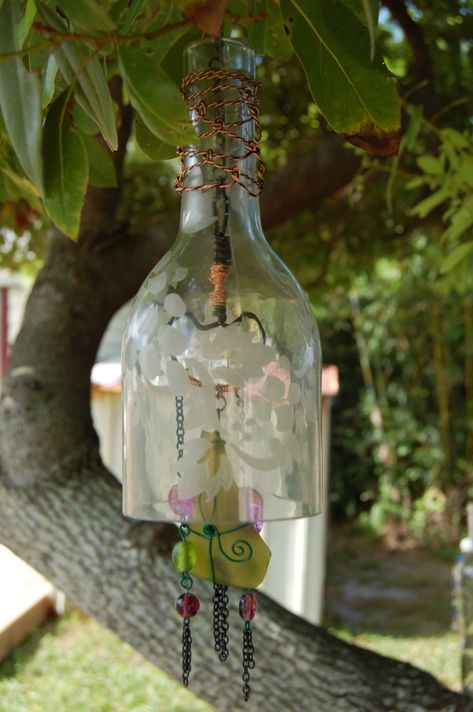 Wine Bottle Windchimes, Bottle Windchimes, Recycling Bottles, Wind Chimes Homemade, Wine Bottle Wind Chimes, Wine Bottle Charms, Wine Bottle Vases, Make Your Own Wine, Wine Bottle Design