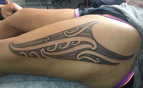 Ta Moko Women Thigh, Tamoko Maori Design Leg, Thigh Tamoko, Cookisland Tattoos Women, Ta Moko Women Leg, Tamoko Women, Tamoko Women Maori Tattoos, Ta Moko Women, Māori Designs