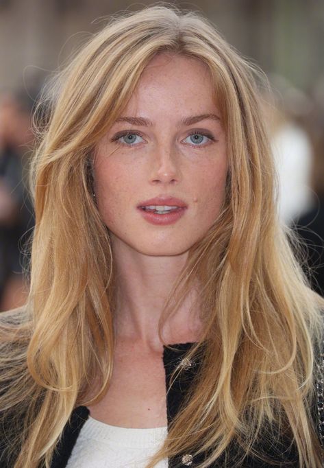 Pale Celebrities Women, Pale Celebrities, Dutch Models, Alyssa Sutherland, Rianne Van Rompaey, Face Features, Boring Hair, 90s Hairstyles, Blonde Model