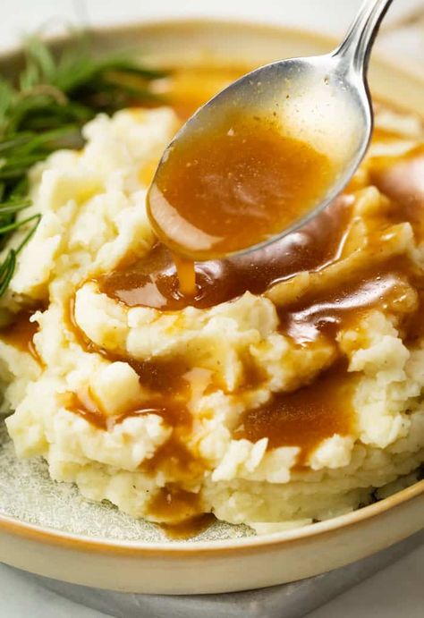 This easy Brown Gravy Recipe is easy to make from scratch in just TEN minutes! It can be made without drippings, and goes perfectly with Salisbury Steak, Meatloaf, Mashed Potatoes, Biscuits, Fried Chicken, and more! #comfortfood #homemadegravy #sidedishrecipe Easy Beef Gravy Recipe, Gravy Recipe No Drippings, Brown Gravy Recipe Easy, Beef Gravy Recipe, Easy Brown Gravy, Homemade Brown Gravy, Mashed Potatoes Gravy, Make Mashed Potatoes, Brown Gravy Recipe