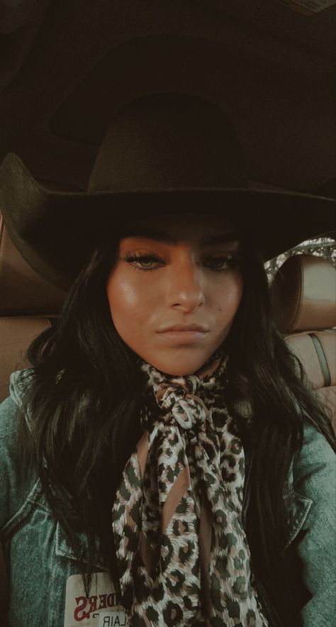 Western Makeup Looks, Gift Ideas For Siblings, Ideas For Girlfriend Gift, Vsco Christmas, Western Pics, Western Ootd, Western Hairstyles, Apartment Christmas Decor, Cowboy Killer