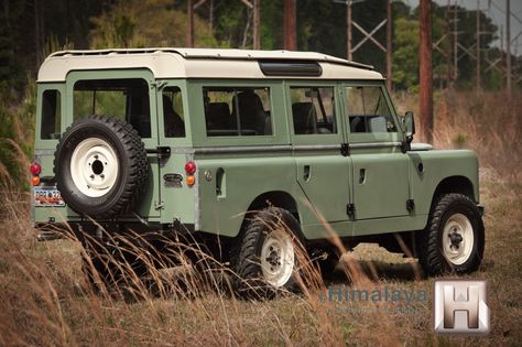 1967 Land Rover 109 SIIA ... "extensively modified with Discovery axles, four wheel discs and a 4.0L V8/automatic Rover drivetrain." Very nice Rover. Land Rover Series 3 Modified, Series 2 Land Rover, Land Rover Series 3, Best 4x4, Best Car Insurance, Expedition Truck, Cars Land, Range Rover Classic, Land Rover Models