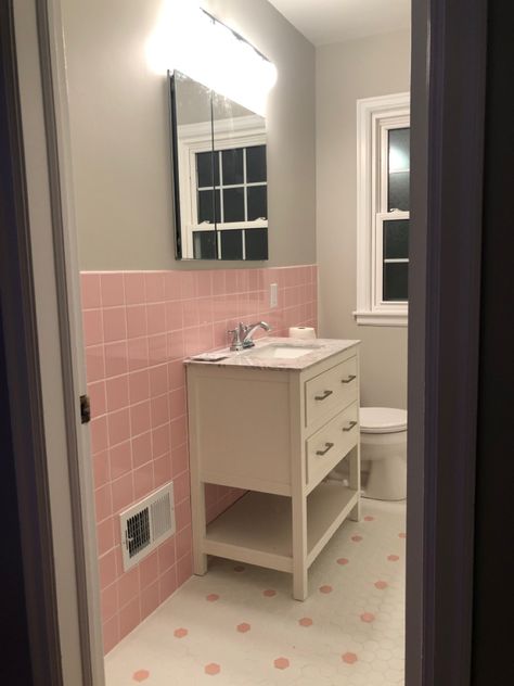 50s Pink Tile Bathroom, Pink Tile Bathroom Ideas Color Schemes, Old Pink Tile Bathroom Ideas, Pink Tile Bathroom Ideas, Pink Vintage Bathroom, Pink And White Bathroom, Pink And Grey Bathroom, Grey Bathroom Paint, Bathroom 2022