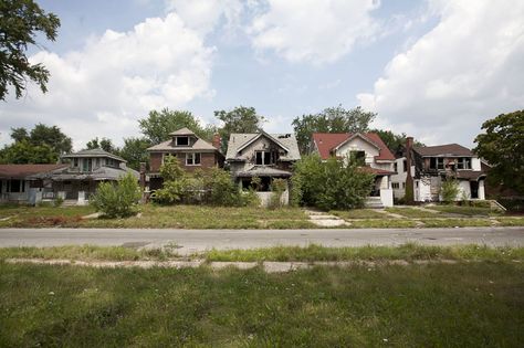 On Robinwood Street in Detroit, almost every house is abandoned, torn down, or burned down. Creepy Neighborhood, Run Down Neighborhood, Eerie Neighborhood, Detroit Houses, Detroit Abandoned Houses, Apocalypse Landscape, Derelict House, Abandoned Detroit, Abandoned Building In Forest