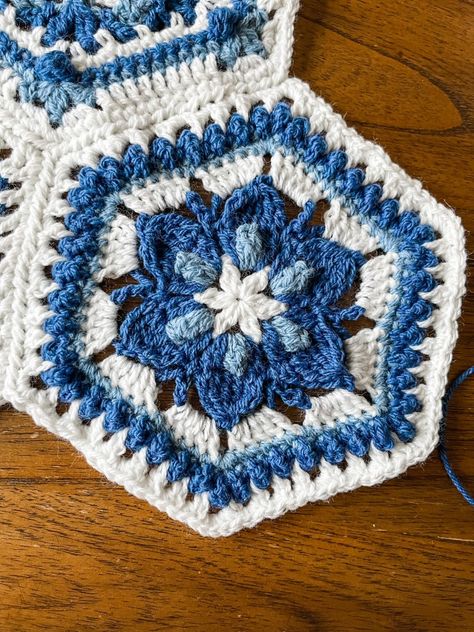 Granny Hexagon Crochet Blanket, Crochet Hexie Blanket, Hexagon Square Crochet Pattern, Hexagon Granny Square Projects, Hexagon Square Crochet, Hexagon Granny Square Pattern Free, Hexagonal Granny Square Pattern, Free Hexagon Crochet Patterns, Hexagon Crochet Pattern Free