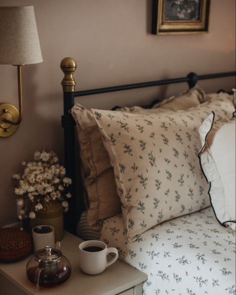 Vintage Farmhouse Bedroom Decor, Vintage Bed Aesthetic, Antique Bedroom Lighting, Vintage Farmhouse Bedding, Floral Guest Bedroom, Cozy Floral Bedroom, Bedroom With Floral Bedding, Vintage Style Bedding, Ditsy Bedroom