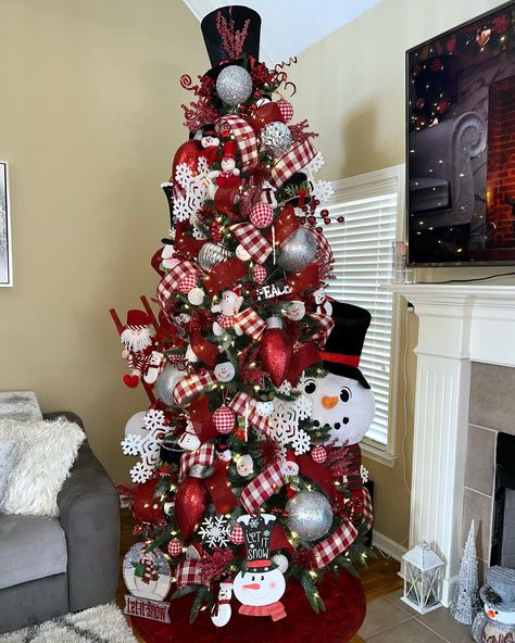 Snowman Themed Tree, Snow Man Christmas Tree Diy, Snowman Themed Christmas Tree, Snowman Christmas Tree Ideas, Snowman Christmas Trees, Red And White Ornaments, White Christmas Tree Decorations, Christmas Tree Inspo, Themed Christmas Tree