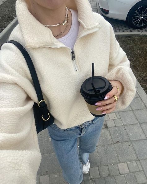 Hi Friends Some Surprise able Thing is waiting for you click on the given below link Columbia Pullover Outfit, Fleece Outfit Aesthetic, Oysho Outfits, Winter Outfit Skirt, Sweatpants Aesthetic, Outfit Sweatpants, Outfit Ideas Street Style, Fall Outfit Aesthetic, Jean Outfit