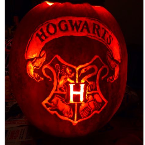 Hogwarts Crest pumpkin carving! Harry Potter Pumpkin Carving, Harry Potter Pumpkin, Fandom Style, Pumpkin Contest, Image Halloween, Festa Harry Potter, Anniversaire Harry Potter, Pumpkin Carvings, Carved Pumpkin