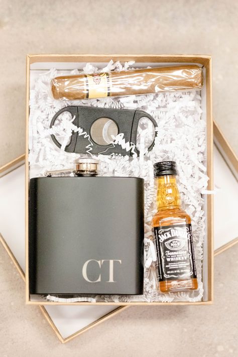 Groomsmen Proposal With Cigars, Groomsmen Proposal Box Ideas Cigars, Wedding Flask Ideas, Grooms Box Ideas, Day Of Groomsmen Gift, Groomsmen Basket, Detail Box Wedding Photographer, Groomsmen Gift Boxes, Groomsmen Proposal Diy