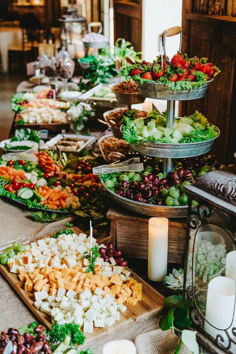 Grilled Chicken Wedding Food, Rustic Appetizer Table, Grazing Table Ideas Wedding Reception Rustic, Rustic Wedding Charcuterie Table, Food Served At Weddings, Wedding Food Presentation, Appetizer Wedding Table, Rustic Wedding Appetizer Table, Wedding Reception Grazing Table