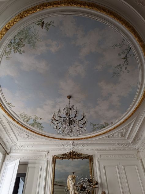 Celling Mural, Paintings Ideas Simple, Celestial Mural, Accent Ceiling Ideas, Celestial Ceiling, Old Money Interior Design, Old Money Interior, Ceiling Fresco, Cloud Ceiling