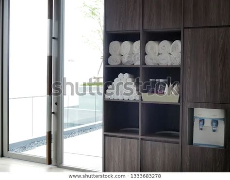 Gym Design Interior, Club Luxury, Gym Water Bottle, Hotel Corridor, Gym Club, Hotel Gym, Gym Lockers, Gym Towel, Clean Towels