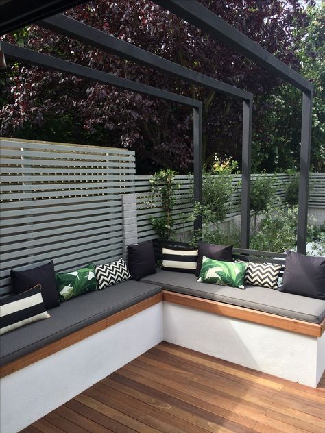 Corner Seating Area Garden, Outdoor Sitting Ideas, Built In Garden Seating, Small Garden Landscape, Backyard Seating Area, Small Courtyard Gardens, Outdoor Sitting Area, Backyard Seating, Corner Garden