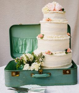 Such a fun way to display the cake at a vintage wedding! Vintage Suitcase Wedding, Suitcase Cake, Vintage Travel Wedding, Two Tier Cake, 1950s Wedding, Travel Theme Wedding, Wedding Cakes Vintage, Vintage Suitcase, Cake Display