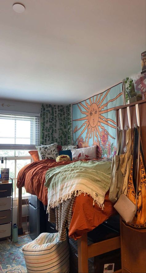 my college dorm decorations Orange And Blue Dorm Room, Orange Dorm Room Ideas, Colorful Rooms, Earthy Dorm Room Ideas, Indie Dorm Room, Hippie Dorm, Dorm Room Color Schemes, 70s Bedroom, Dorm Room Tapestry