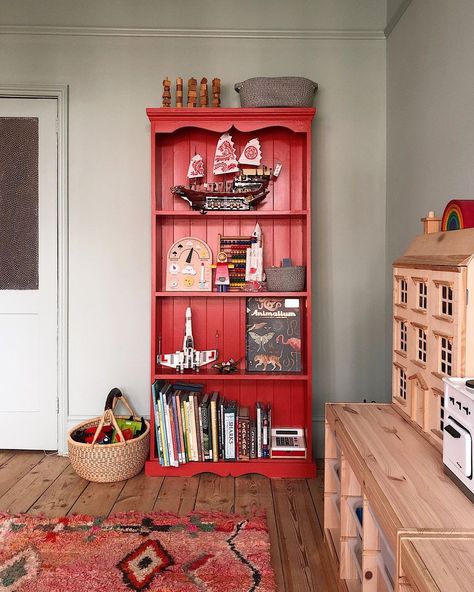 Vintage Eclectic Bedroom, Green Bookshelf, Red Kids Rooms, Red Bookshelf, Vintage Playroom, Pine Shelf, Vintage Kids Room, Neutral Bedroom Decor, Vintage Bookshelf