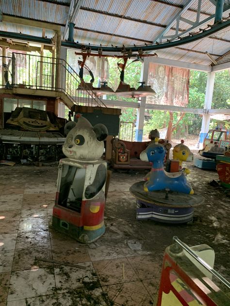 Abandoned Theme Park Aesthetic, Campfire Stories, Apocalypse Aesthetic, Abandoned Amusement Park, Abandoned Theme Parks, Old Abandoned Buildings, Urban Nature, Abandoned Amusement Parks, Urban Exploration