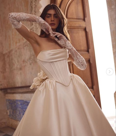 Italy Wedding Dress, Epic Outfits, Queen Wedding Dress, Plain Wedding Dress, Elegant Wedding Dresses, Reception Dresses, Couture Bridal Gowns, Bridal Studio, Classy Wedding Dress