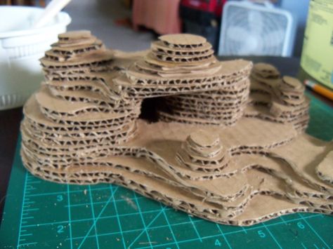 Miniature Landscape Diy, Model Making Techniques, Diarama Ideas Kids, Diorama Ideas Diy, Diroma Ideas, Cave Diorama, Cardboard Terrain, Cardboard Landscape, Forest Diorama