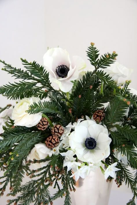 Blooms in Season: December Winter Flower Arrangements, Winter Wedding Table, Winter Floral Arrangements, Winter Wedding Centerpieces, Boda Diy, Winter Centerpieces, Candles Wedding, Winter Wedding Decorations, Winter Wedding Flowers