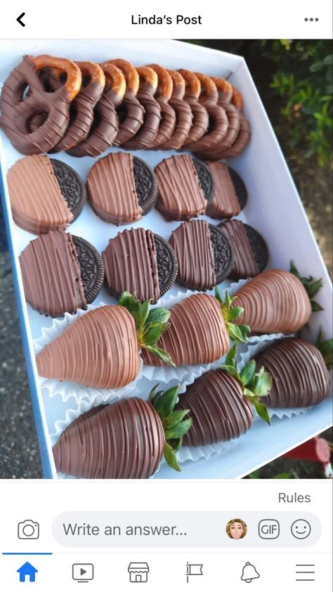 Chocolate Strawberries Decoration, Simple Chocolate Covered Strawberries Ideas, Chocolate Strawberries Packaging, Chocolate Covered Strawberries Gift Box Ideas, Desserts Gifts Ideas, Chocolate Covered Strawberries Simple, Chocolate Covered Fruit Valentines, Sweets Small Business, Chocolate Covered Bouquet