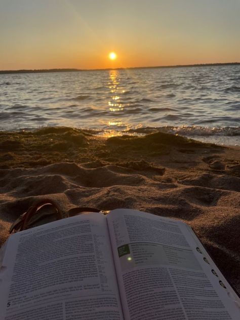 Salty Aesthetic, Jesus Aesthetic, 2 Aesthetic, Nature Aesthetics, Gods Princess, Worship Jesus, Pretty Skies, Christian Bible Study, Salty Hair