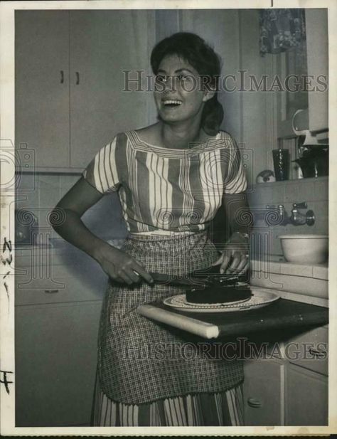 50s Housewife, 1950s Housewife, Southern Living Recipes, Doug Mcclure, Meal Train Recipes, Vintage Housewife, Happy Housewife, Southern Women, Grandmas Kitchen