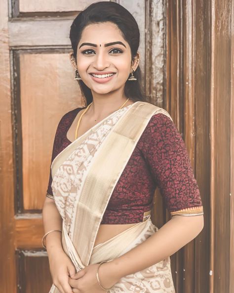 Simple Saree Look, Nakshatra Nagesh, Nakshathra Nagesh, Actress In Saree, Kerala Saree Blouse, Kerala Saree Blouse Designs, Saree Hairstyles, Belly Dance Dress, Saree Draping Styles