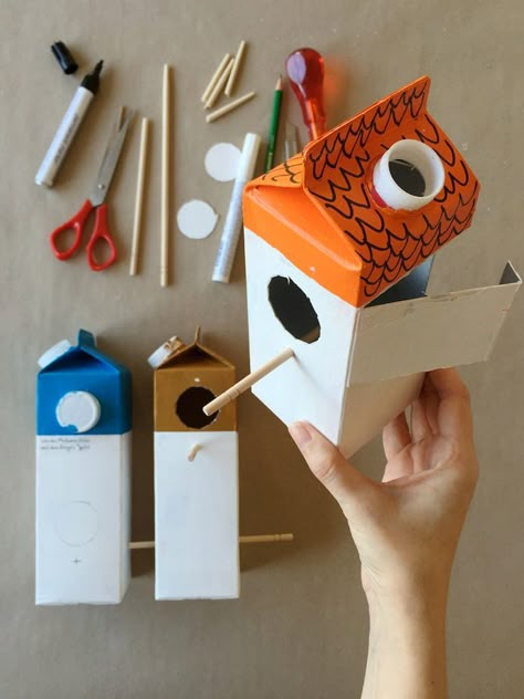 DIY fabriquer un cabane à oiseaux avec des briques de lait. Birdhouse Village, Recycler Diy, Birdhouse Craft, Homemade Bird Feeders, Handmade Charlotte, Diy Bird Feeder, Diy Birds, Bird Houses Diy, Recycled Projects