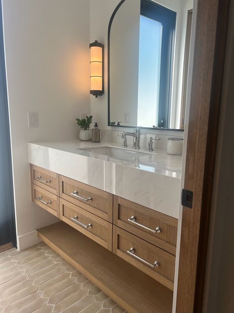 4 Bathroom Trends to Keep for 2023 – Becki Owens Blog Bathroom Vanities 2023, Bathroom Flooring Ideas 2023, 2023 Mirror Trends, 2023 Master Bath Tile Trends, 2023 Bathroom Lighting Trends, Becky Owens Bathroom, Becky Owens Design, Bathroom 2024 Design Trends, Becki Owens Bathroom