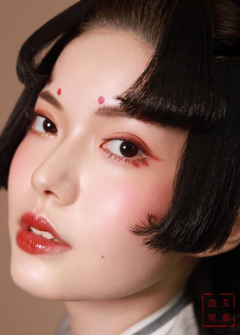 Profile Reference, Red Makeup Looks, Geisha Makeup, Japan Makeup, Look 80s, Traditional Chinese Hanfu, People Reference, Ornaments Jewelry, Hanfu Hairstyles