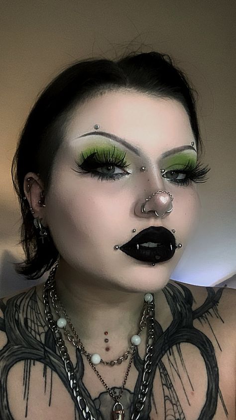 Edgy Green Makeup, Green And Black Goth Makeup, Goth Makeup For Blue Eyes, Dark Green And Black Makeup, Green Emo Makeup, Green Gothic Makeup, Black Green Makeup, Green Makeup Goth, Alt Green Makeup