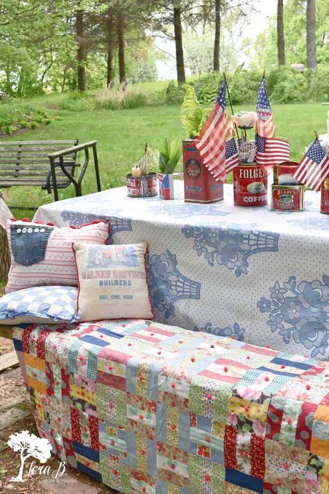 Vintage Memorial Day Decor, Old Tins, Blue Table Settings, Summer Tablescapes, Blue Patio, Table Setting Ideas, Minimal House, Vintage Bedspread, Metal Serving Trays