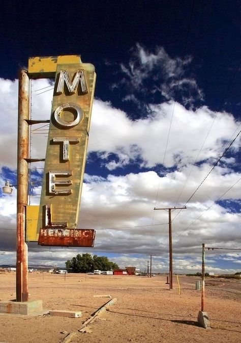 Gateway to the Ornament Valley 2019-08-06 Neon Signs Vintage, Old Neon Signs, Motel Sign, Retro Signage, Eerie Places, Cafe Sign, Station Service, Ghost Signs, Vintage Neon Signs