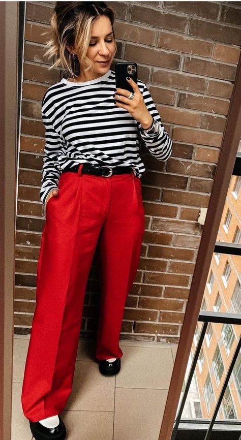 Red Trousers Outfit Winter, What To Wear With Red Trousers, Bright Trousers Outfit, Red Wide Leg Trousers Outfit, Red Trousers Outfit Casual Street Styles, Red Linen Trousers Outfit, Blue Office Pants Outfit, Palazzo Rojo Outfit, Wide Leg Red Pants Outfit