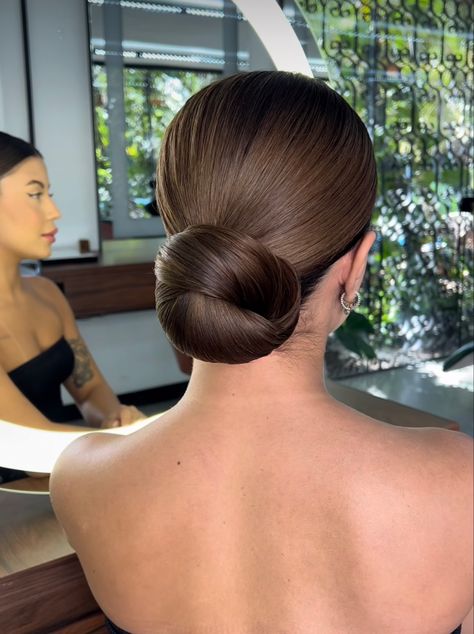 Updos Wedding Bride, Wedding Hairstyles Minimalist, Wedding Bun Sleek, Elegant Chignon Hair, Updo Hairstyles Clean, Sleek Low Bun With Volume, Bridal Sleek Updo, Bridal Low Bun Sleek, Wedding Sleek Updo