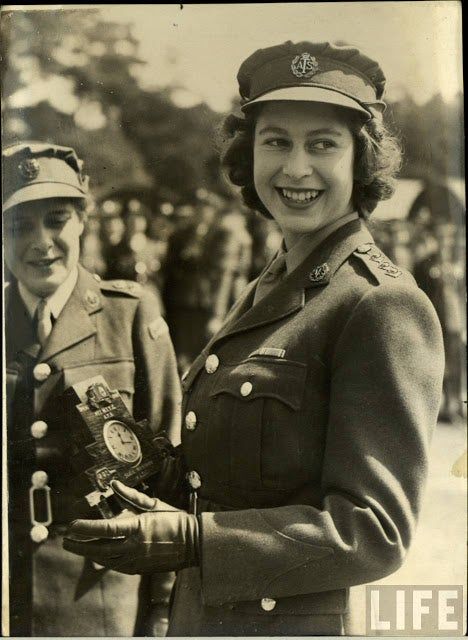 30 Rare and Stunning Vintage Photos of a Young Queen Elizabeth II in the 1940s and 1950s ~ vintage everyday Prinses Margaret, Princesa Margaret, Queen Elizabeth Photos, Princesa Elizabeth, Young Queen Elizabeth, Rainha Elizabeth Ii, Elisabeth Ii, Princess Elizabeth, Vintage Versace