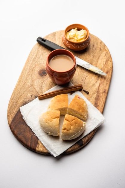 Bun-maska tea or bun maska chai combo fe... | Premium Photo #Freepik #photo #food #tea #milk #cafe Bun Maska Photography, Chai Platter, Bun Maska, Milk Cafe, Outfit Couple, Indian Engagement, Mumbai Food, Indian Tea, Sweet Buns