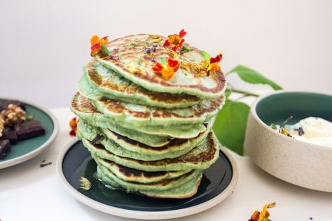 American spirulina oat pancakes, sounds good right? Spirulina is the most nutritious food on the planet. This is why I wanted to introduce it to my kids. Spirulina Recipes, Beautiful Breakfast, Oat Pancakes, Most Nutritious Foods, Nutritious Food, Superfood Powder, Smoothie Bowl Recipe, Scandinavian Kitchen, Gifts For Coffee Lovers