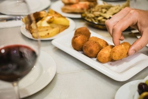 Tapas At Home, Vegetarian Tapas, Tapas Dinner, Tapas Menu, Best Tapas, Family Style Meals, Tapas Recipes, Spanish Tapas, Restaurant Dishes