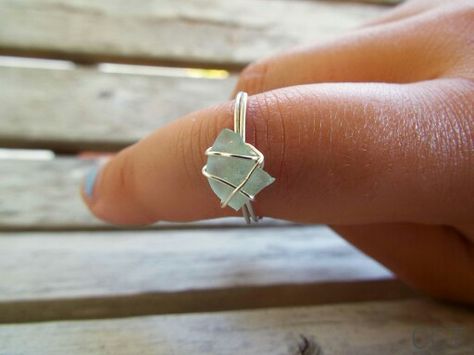 Seaglass Rings Diy, Seaglass Ring Diy, Recycle Accessories, Seaglass Rings, Beach Stones Jewelry, Wire Jewelry Earrings, Beach Glass Crafts, Wire Wrap Jewelry Designs, Ocean Inspired Jewelry