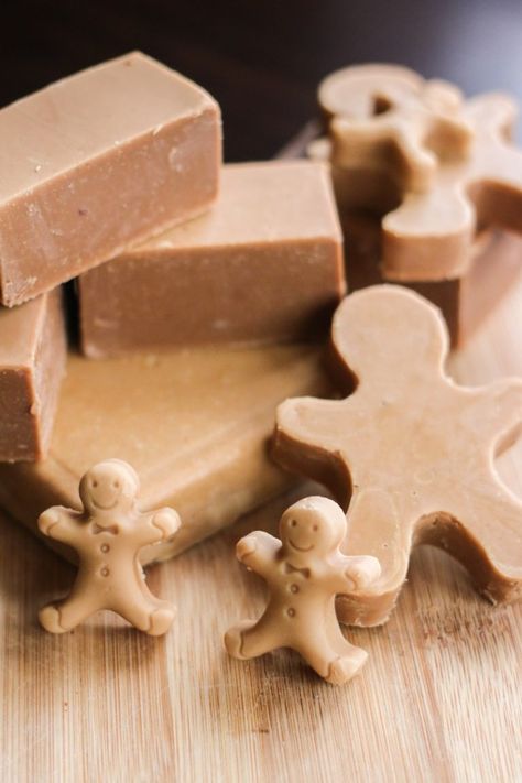 How to make an easy gingerbread soap, a perfect DIY holiday gift! Gingerbread Soap, Easy Gingerbread, Diy Soap Bars, Easy Soap Recipes, Savon Diy, Diy Soap Recipe, Handmade Soap Recipes, Cold Process Soap Recipes, Holiday Soap