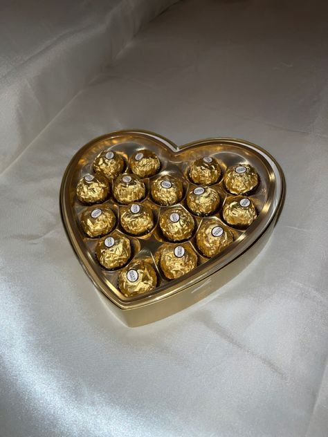 Sweet Snapchat, Ferrero Rocher Gift, Valentine Strawberries, Choco Chocolate, Wedding Frame Gift, Heart Shaped Food, Antlers Decor, Skin Aesthetics, Giant Chocolate