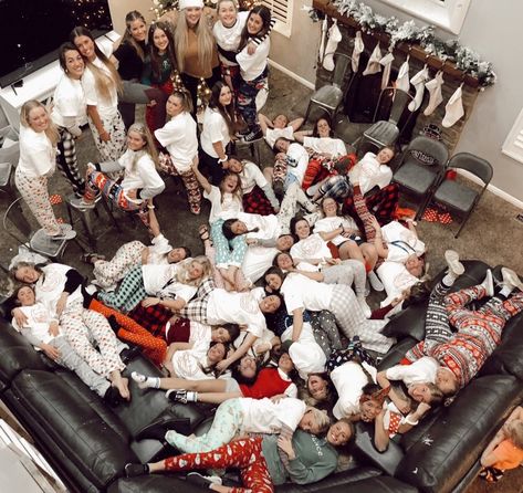 Big Sleepover Aesthetic, Pjamamas Party, Family Night Aesthetic, Group Cuddle, Friend Group Christmas, Big Sleepover, Big Family Christmas, Large Group Photography, 15th Birthday Decorations