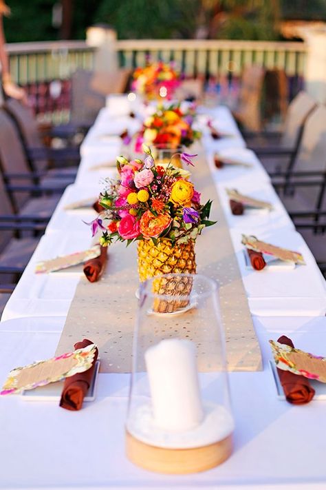 A Caribbean themed table scape with Pineapple Centerpieces via APinchofLovely.com. Caribbean Theme Party, Pineapple Centerpiece, Caribbean Party, Hawaii Theme, Hawaiian Party Decorations, Fiesta Tropical, Dinner Party Themes, Hawaii Party, Caribbean Wedding