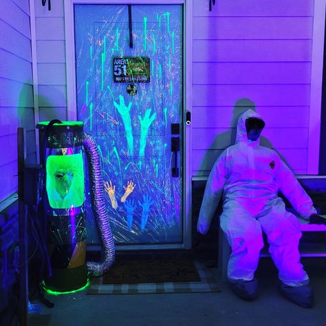 Space Themed Halloween Party, Diy Alien Decor, Nuclear Halloween Decor, Alien Diy Decorations, Sci Fi Halloween Decorations, Mad Scientist Halloween Decorations Outdoor, Bio Hazard Halloween Decor, Alien Theme Party Decor, Sci Fi Decorations Party