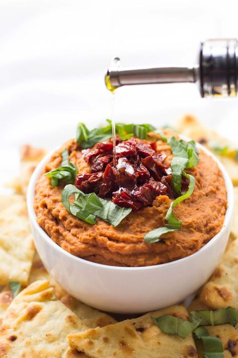 Sun-Dried Tomato & White Bean Hummus // Fork in the Kitchen Tomato White Bean, Sun Dried Tomato Hummus, Tomato Hummus, Vegetarian Appetizers Easy, Clean Eating Snack Recipes, White Bean Hummus, Creamy Hummus, Bean Hummus, Gourmet Appetizers