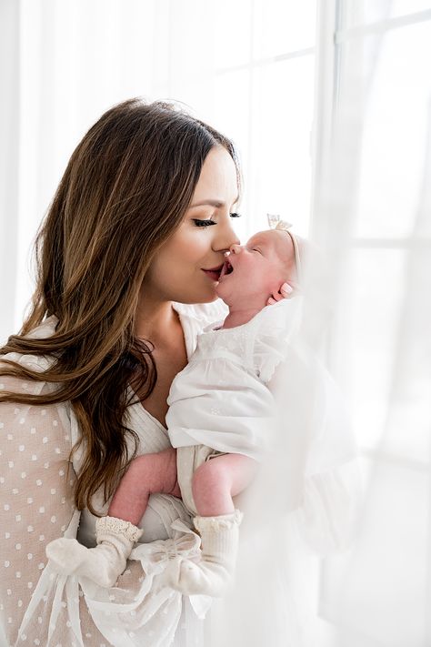 Mother And Newborn Pictures, Newborn Mommy And Me Pictures, Mommy Daughter Photography, Baby Family Pictures, Mother Baby Photography, Mama Photo, Newborn Photography Poses, Newborn Baby Photoshoot, Social Media Marketing Manager